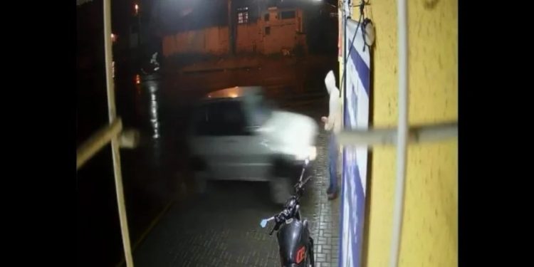Policial é atropelado na calçada e tem pernas amputadas por motorista embriagado; veja o acidente