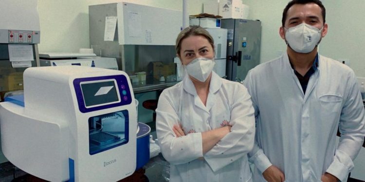 Em um ano, Laboratório do Hospital Municipal de Foz do Iguaçu fez 75 mil exames para covid-19