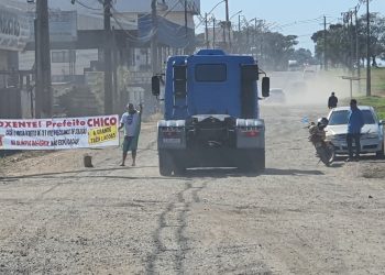 Moradores fazem protesto pedindo retomada das obras na Olímpio Rafagnin