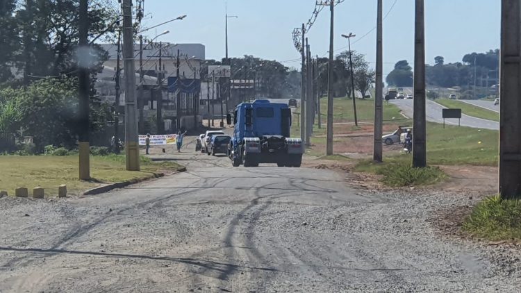 Moradores fazem protesto pedindo retomada das obras na Olímpio Rafagnin
