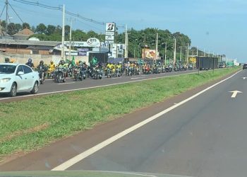 Bolsonaristas fazem carreata pelas avenidas de Foz