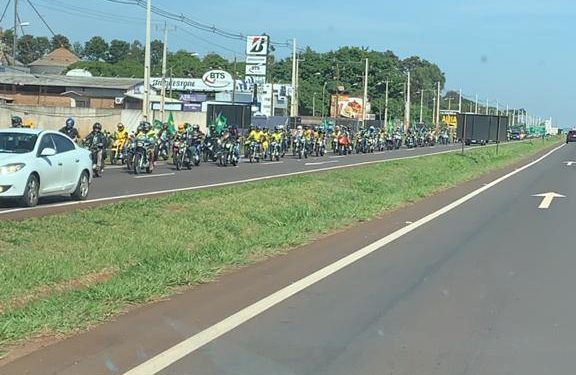 Bolsonaristas fazem carreata pelas avenidas de Foz