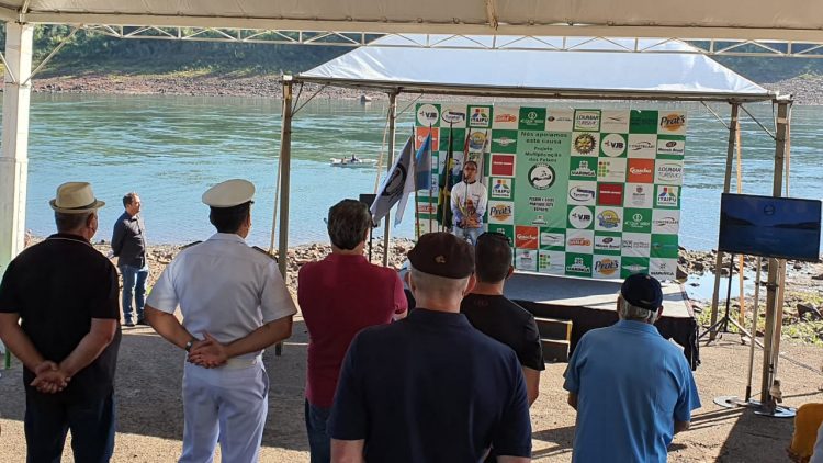 Clube de Pesca Maringá e PROMUP soltam 50 mil alevinos no Rio Paraná