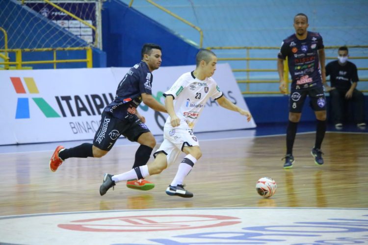 Foz Cataratas bate Campo Mourão pelo paranaense