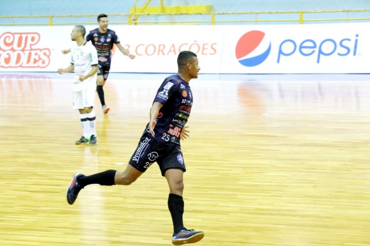 Foz Cataratas bate Campo Mourão pelo paranaense