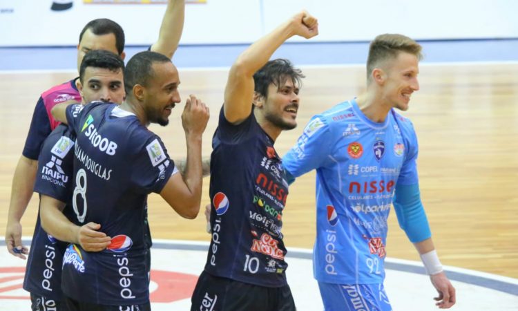 Foz Cataratas bate Campo Mourão pelo paranaense