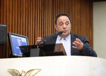 Bakri anuncia planejamento para vacinar profissionais da educação no Paraná