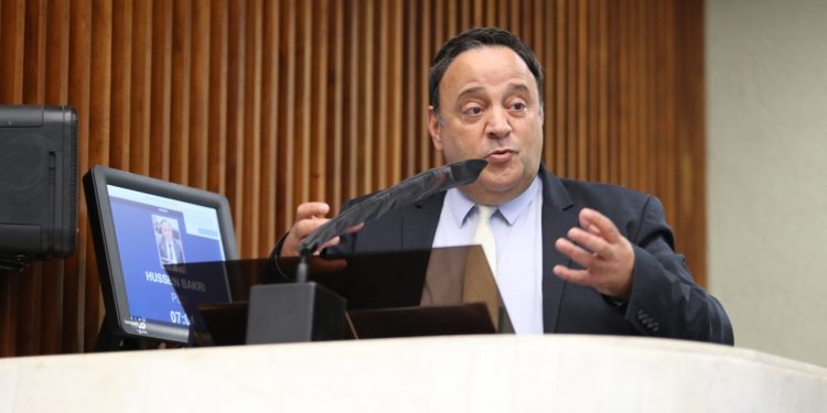 Bakri anuncia planejamento para vacinar profissionais da educação no Paraná