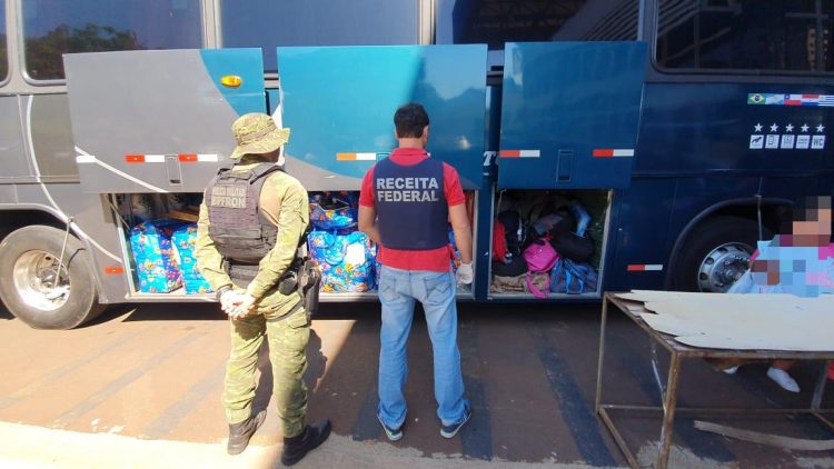 Ônibus é apreendido carregado com mercadorias estrangeiras