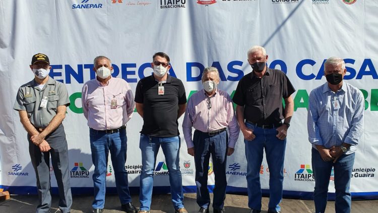 Famílias de Guaíra que residiam em condições precárias recebem novas moradias