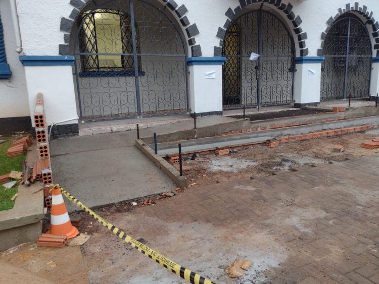 Colégio da Polícia Militar constrói rampa de acessibilidade para cadeirantes