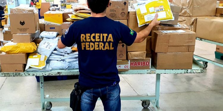 Receita Federal retém 180 volumes de remessas postais em Foz do Iguaçu