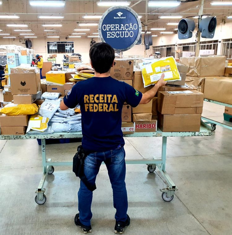 Receita Federal retém 180 volumes de remessas postais em Foz do Iguaçu