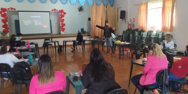 Educadores da rede municipal de Foz participam de formação sobre o ensino híbrido