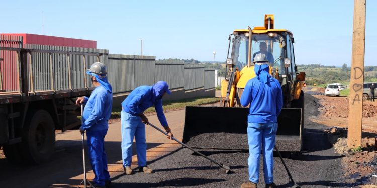 Prefeitura de Foz executa serviços de pavimentação no Parque Ouro Verde