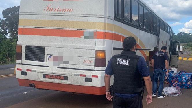 Receita Federal retém um ônibus de turismo em Céu Azul