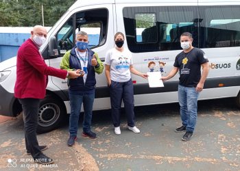 Secretaria de Assistência Social entrega veículo para o projeto Um Chute Para o Futuro