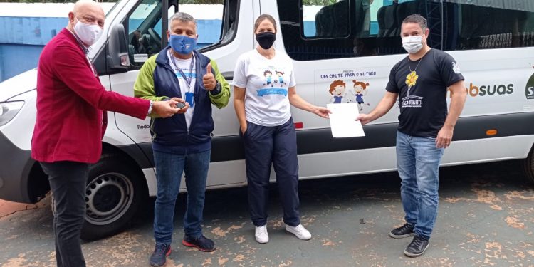 Secretaria de Assistência Social entrega veículo para o projeto Um Chute Para o Futuro