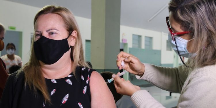 Trabalhadores da educação com 52 anos podem agendar vacinação contra a covid-19