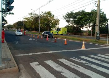 Acidente danifica semáforo na Tancredo Neves, região do Porto Belo