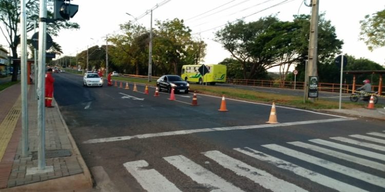 Acidente danifica semáforo na Tancredo Neves, região do Porto Belo