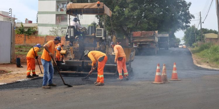 Prefeitura de Foz executa pavimentação asfáltica no Parque Presidente I