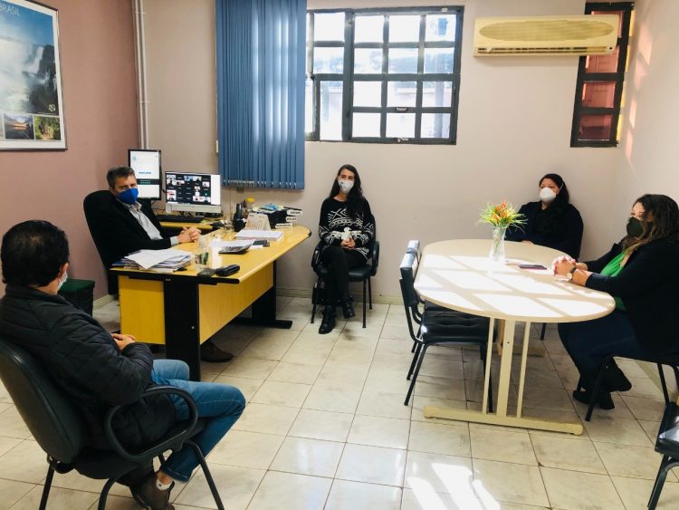 Educadores aprovam em assembleia suspensão das aulas presenciais na Rede Municipal de Foz