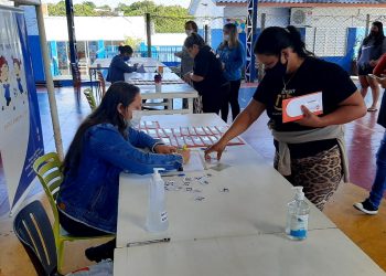 Projeto Um Chute para o Futuro entrega R$ 180 mil em cartões digitais para famílias atendidas