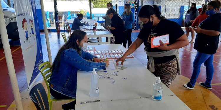Projeto Um Chute para o Futuro entrega R$ 180 mil em cartões digitais para famílias atendidas