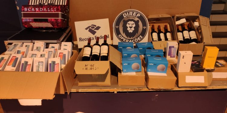 Fim do baile: Receita Federal apreende sanfona e bebidas em remessas postais
