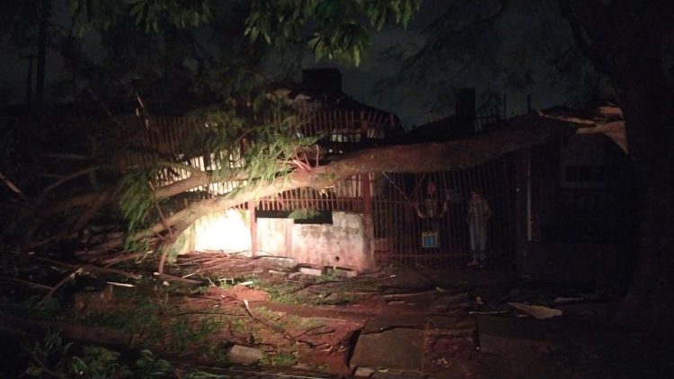 Casa destruída por incêndio na Vila A durante o temporal pode ter sido atingida por raio