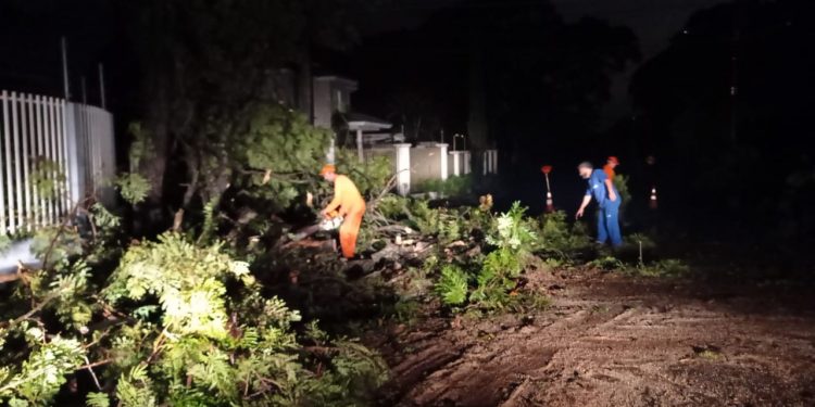 Casa destruída por incêndio na Vila A durante o temporal pode ter sido atingida por raio