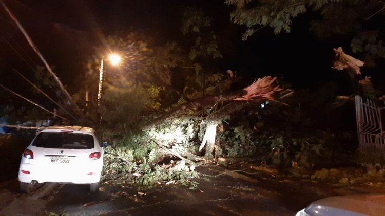 Casa destruída por incêndio na Vila A durante o temporal pode ter sido atingida por raio