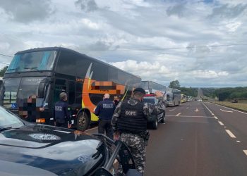 Três ônibus de turismo retidos com mercadorias avaliadas em quase 1 milhão de reais