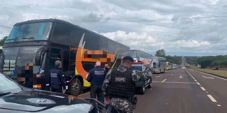 Três ônibus de turismo retidos com mercadorias avaliadas em quase 1 milhão de reais