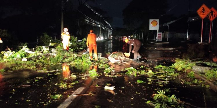 Bombeiros de Itaipu atuam para liberar via após temporal de sexta-feira (21)