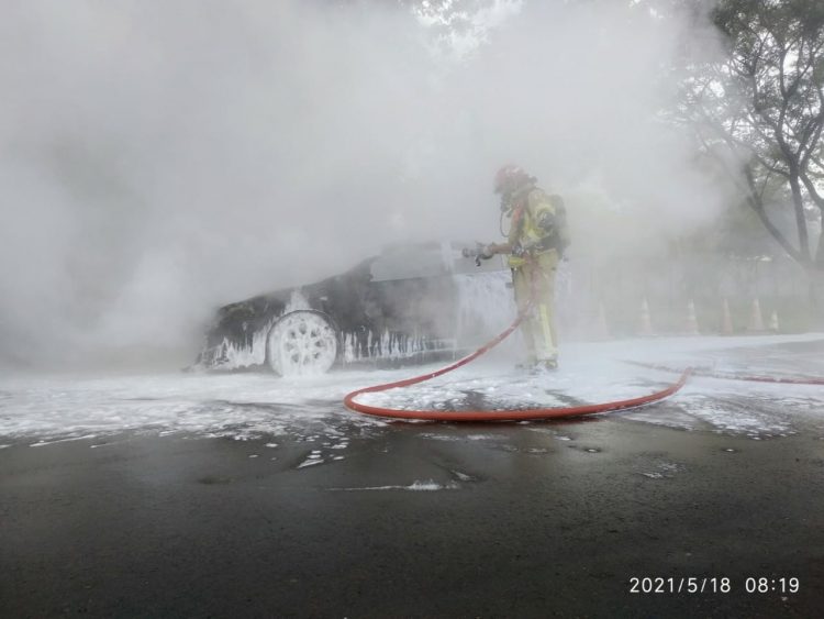 Bombeiros de Itaipu atuam para liberar via após temporal de sexta-feira (21)