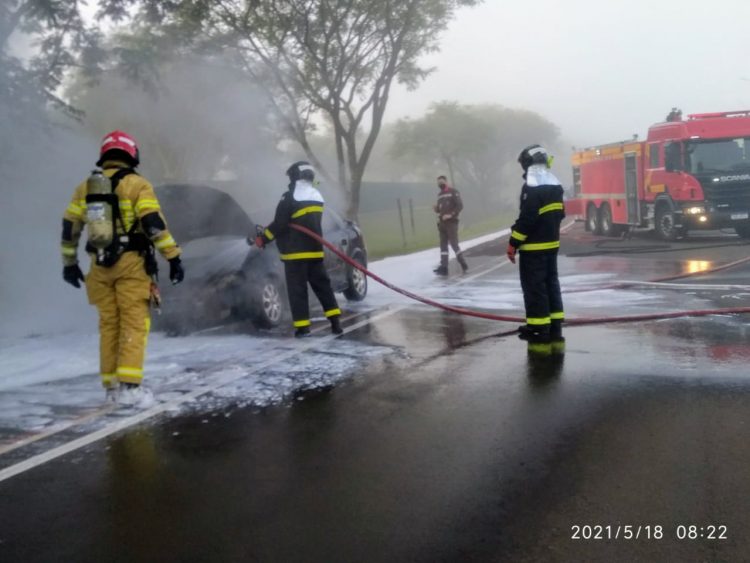 Bombeiros de Itaipu atuam para liberar via após temporal de sexta-feira (21)