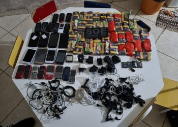 Homem é preso tentando arremessar 25 celulares para o interior do presídio de Foz