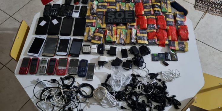 Homem é preso tentando arremessar 25 celulares para o interior do presídio de Foz