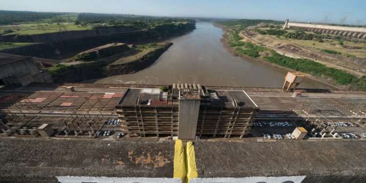 Embaixadores visitam Itaipu e conhecem ações ambientais da empresa