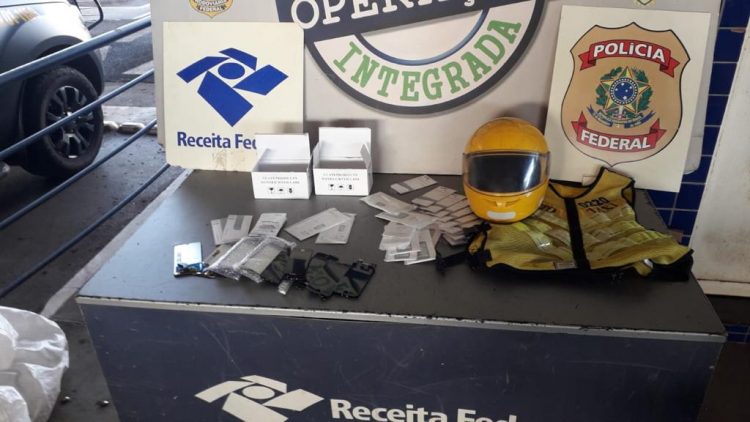 Receita Federal retém dois veículos com mercadorias ocultas na Ponte da Amizade
