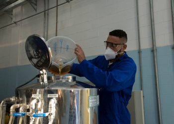 UNILA destila mais 600 litros de bebidas doadas pela Receita Federal