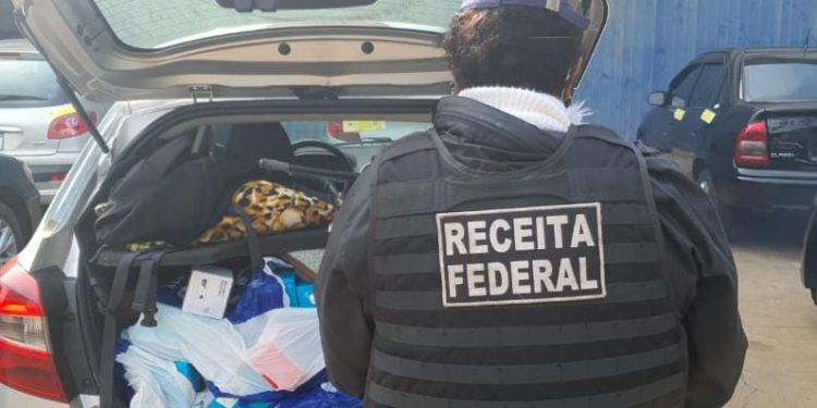Receita Federal e PRF apreendem carro carregado de eletrônico sem nota fiscal