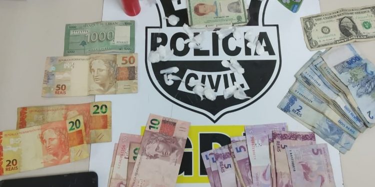 Polícia Civil fecha ponto de drogas, e apreende 27 buchas de cocaína
