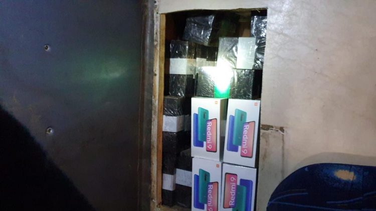 Fundo falso é encontrado em ônibus de turismo apreendido pela Receita Federal e BPFron