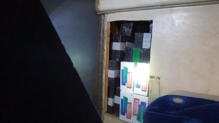 Fundo falso é encontrado em ônibus de turismo apreendido pela Receita Federal e BPFron