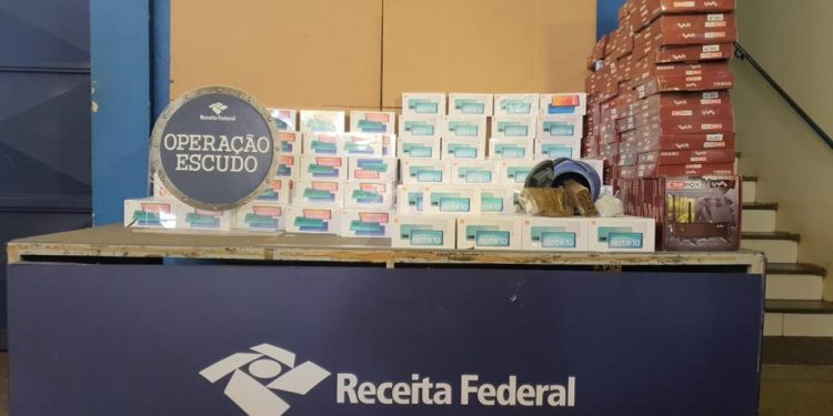 Fundo falso é encontrado em ônibus de turismo apreendido pela Receita Federal e BPFron