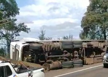 Motorista morre após tombar carreta na BR-277 na região de Matelândia