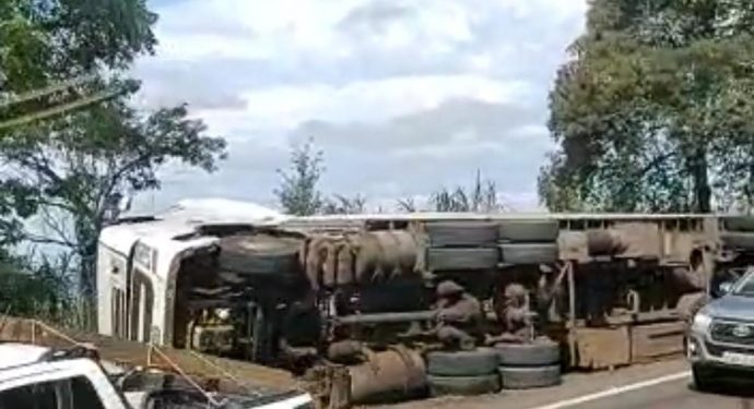 Motorista morre após tombar carreta na BR-277 na região de Matelândia
